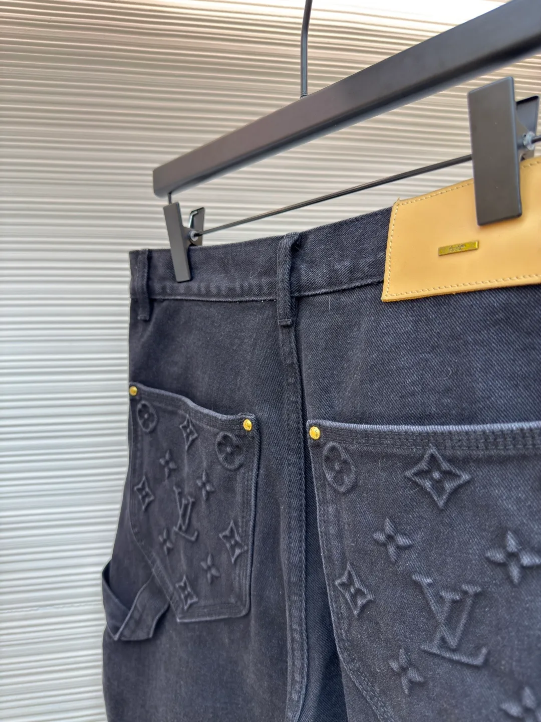 LOUIS VUITTON embossed denim shorts ●Authentic product: purchased and developed by 12339 ●Item number: 1680245-B00 ●Fabric: washed denim ●Technology: distressed washed ●Version: fitted version ●Weight: about 650g ●Size: 30-32-34-36 ●Description: Made of custom-made denim fabric, the fabric is comfortable and soft, skin-friendly and breathable. It adopts Monogram logo embossed elements, slightly distressed light blue wash treatment, original customized hardware, with vv leather label, multiple wash adjustments, and can be matched with many types of clothing to create a fashionable look. The overall wiring is straight and delicate, the fabric is comfortable and soft, and the color is consistent without color difference. It can be matched with the same style to create a fashionable look and control various occasions. Customized accessories, complete with three standards, same style for men and women!